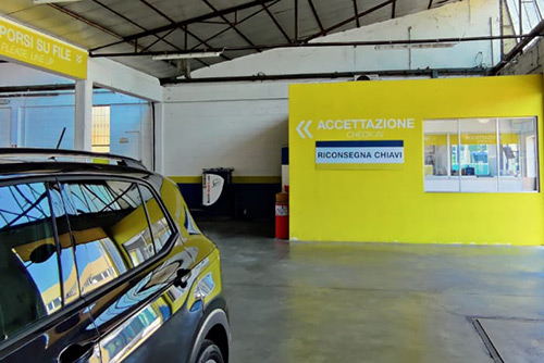 parcheggio Malpensa interno parcheggio coperto FastParking aeroporto Malpensa